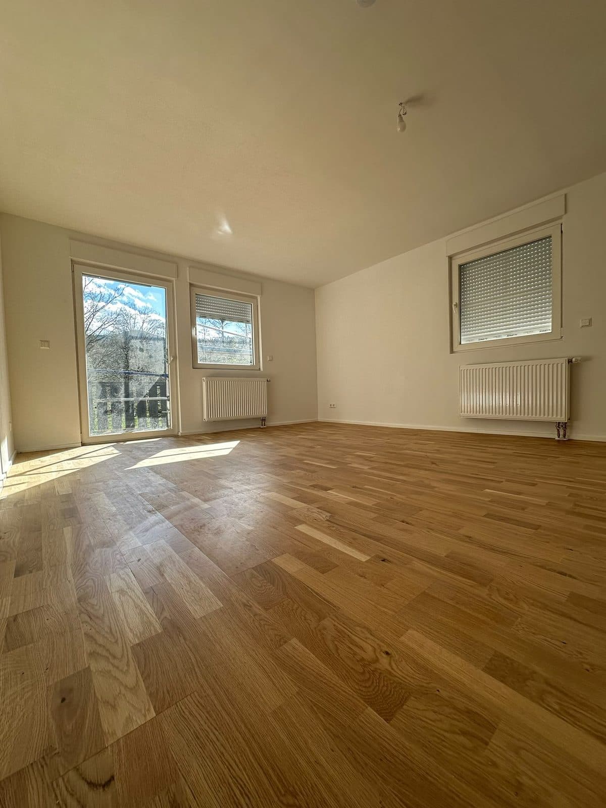Jasny pokój z parkietem dębowym i wyjściem na balkon po remoncie